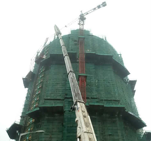 禹王台吊车在工地上作业